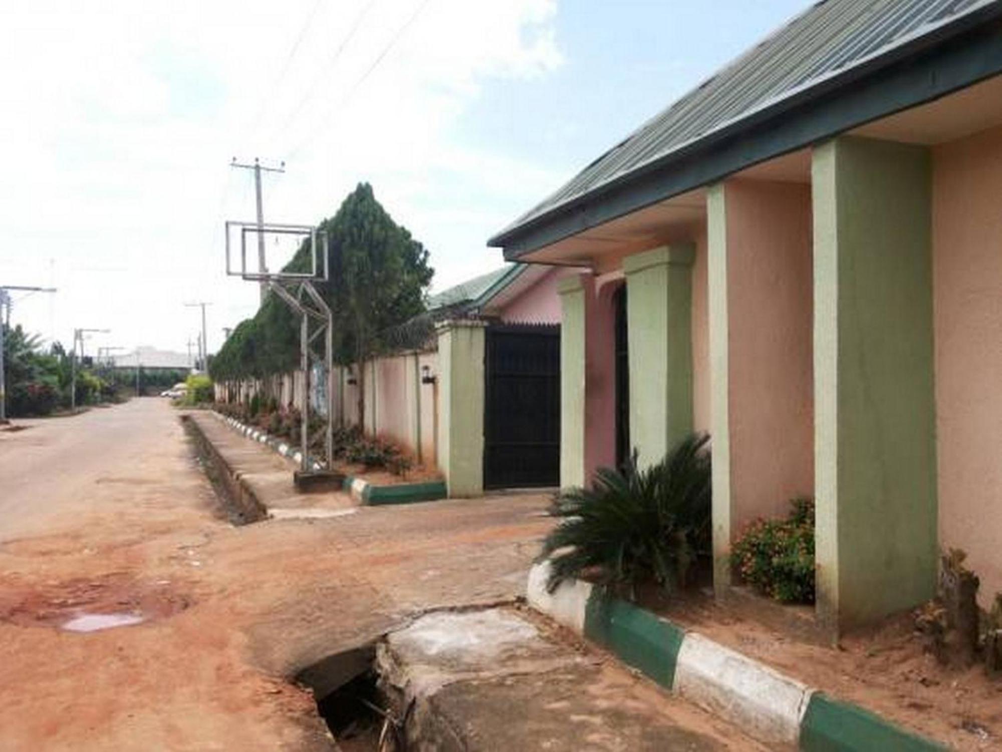 Room In Lodge - Garentiti Apartment - Silver Room Asaba Exterior photo