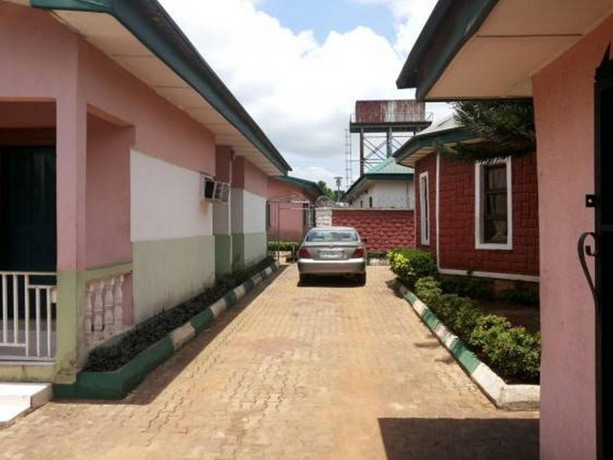 Room In Lodge - Garentiti Apartment - Silver Room Asaba Exterior photo