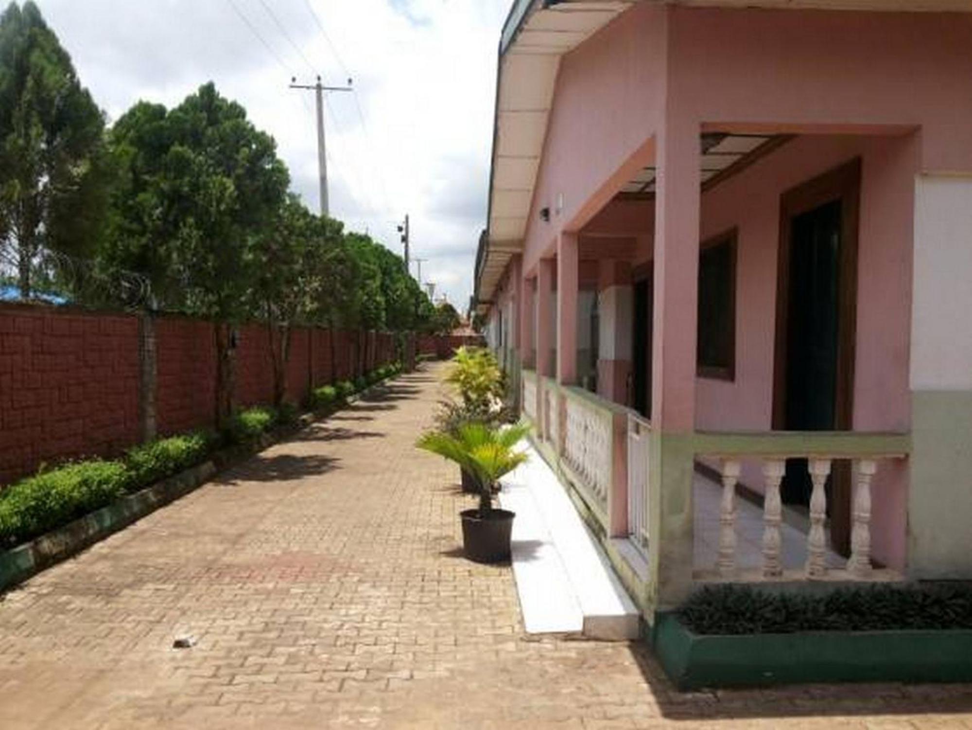 Room In Lodge - Garentiti Apartment - Silver Room Asaba Exterior photo